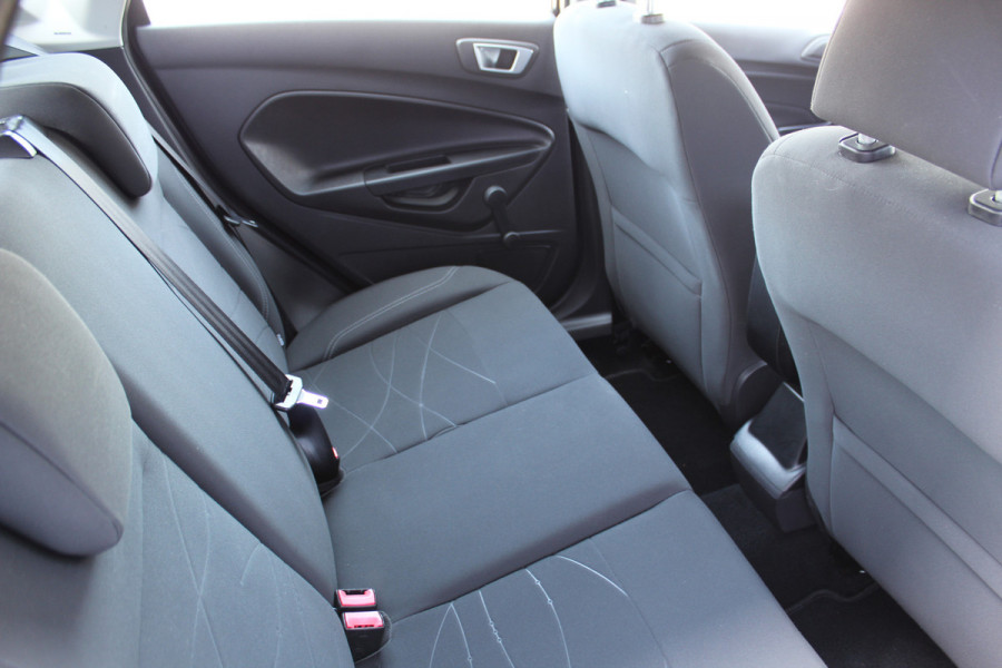 Ford Fiesta 1.0-65pk Style Essential. Correct nette en goed onderhouden Ford Fiesta met weinig km's, gereed voor nog jaren rijplezier ! Airco, 5drs, LM wielen, navigatie, telefoonvoorb., cruise control, metallic lak etc.