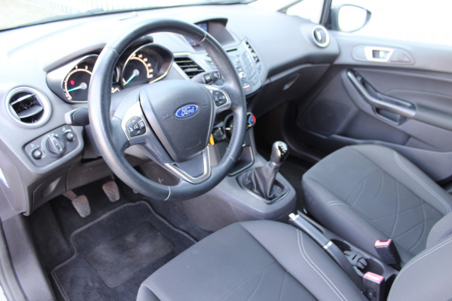 Ford Fiesta 1.0-65pk Style Essential. Correct nette en goed onderhouden Ford Fiesta met weinig km's, gereed voor nog jaren rijplezier ! Airco, 5drs, LM wielen, navigatie, telefoonvoorb., cruise control, metallic lak etc.