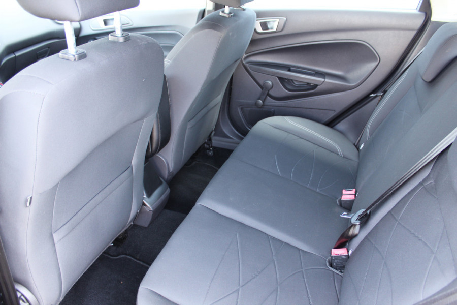 Ford Fiesta 1.0-65pk Style Essential. Correct nette en goed onderhouden Ford Fiesta met weinig km's, gereed voor nog jaren rijplezier ! Airco, 5drs, LM wielen, navigatie, telefoonvoorb., cruise control, metallic lak etc.