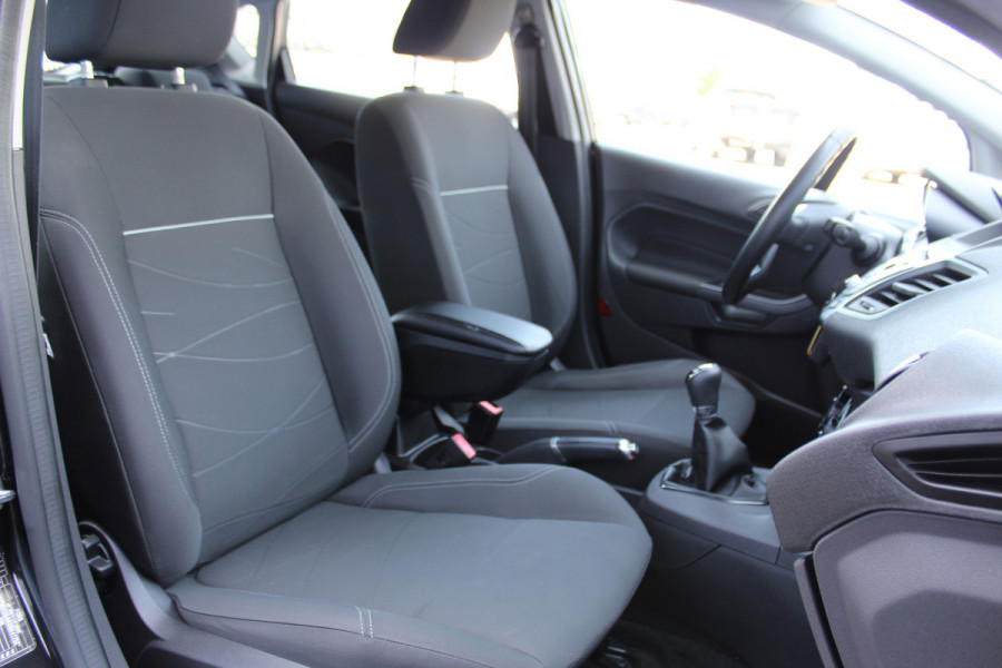 Ford Fiesta 1.0-65pk Style Essential. Correct nette en goed onderhouden Ford Fiesta met weinig km's, gereed voor nog jaren rijplezier ! Airco, 5drs, LM wielen, navigatie, telefoonvoorb., cruise control, metallic lak etc.