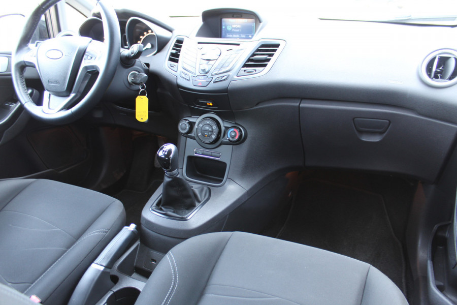 Ford Fiesta 1.0-65pk Style Essential. Correct nette en goed onderhouden Ford Fiesta met weinig km's, gereed voor nog jaren rijplezier ! Airco, 5drs, LM wielen, navigatie, telefoonvoorb., cruise control, metallic lak etc.