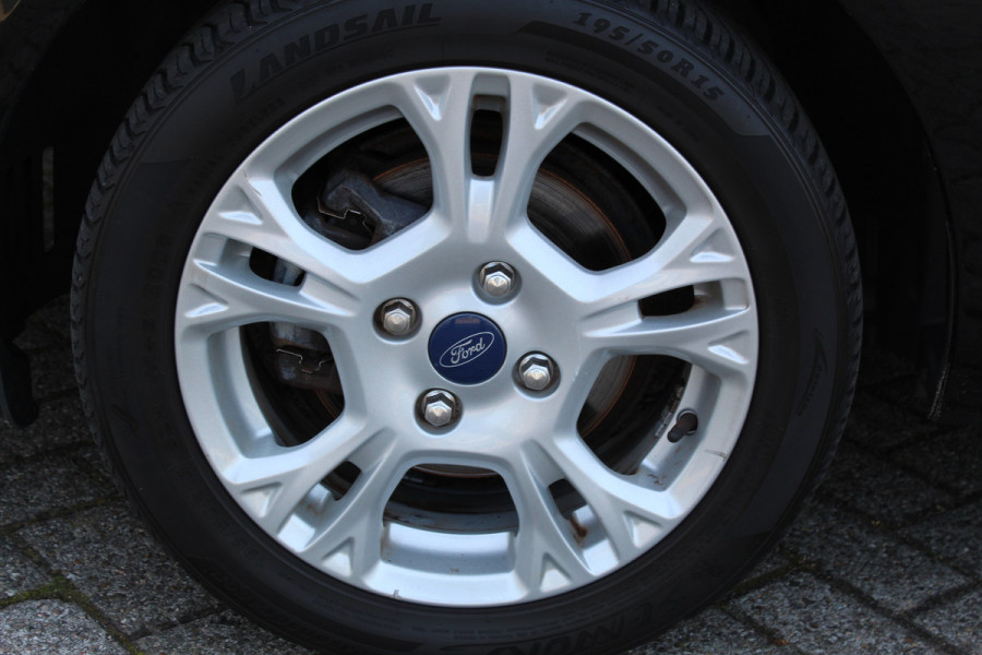 Ford Fiesta 1.0-65pk Style Essential. Correct nette en goed onderhouden Ford Fiesta met weinig km's, gereed voor nog jaren rijplezier ! Airco, 5drs, LM wielen, navigatie, telefoonvoorb., cruise control, metallic lak etc.