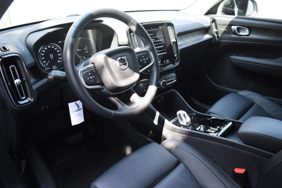 Volvo XC40 T5 262PK Automaat Recharge Ultimate Dark / Adaptieve Cruisecontrol / Elektr. schuifdak / Leer / Stoelverwarming / Stuurverwarming / Elektrische Stoelen / Trekhaak / Elektr. achterklep / Harman Kardon / 360 graden camera