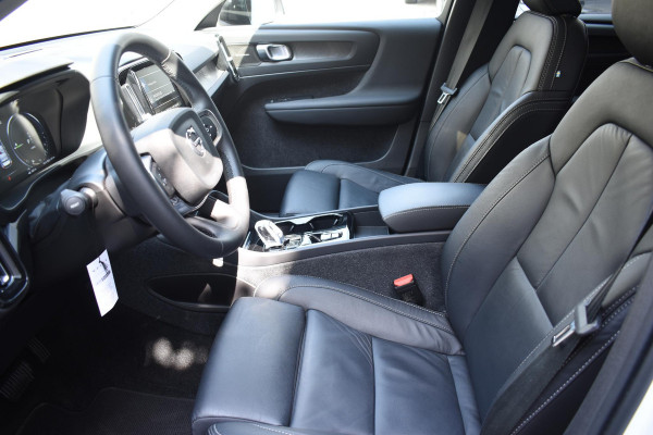 Volvo XC40 T5 262PK Automaat Recharge Ultimate Dark / Adaptieve Cruisecontrol / Elektr. schuifdak / Leer / Stoelverwarming / Stuurverwarming / Elektrische Stoelen / Trekhaak / Elektr. achterklep / Harman Kardon / 360 graden camera