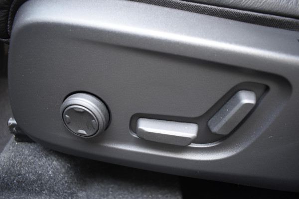 Volvo XC40 T5 262PK Automaat Recharge Ultimate Dark / Adaptieve Cruisecontrol / Elektr. schuifdak / Leer / Stoelverwarming / Stuurverwarming / Elektrische Stoelen / Trekhaak / Elektr. achterklep / Harman Kardon / 360 graden camera