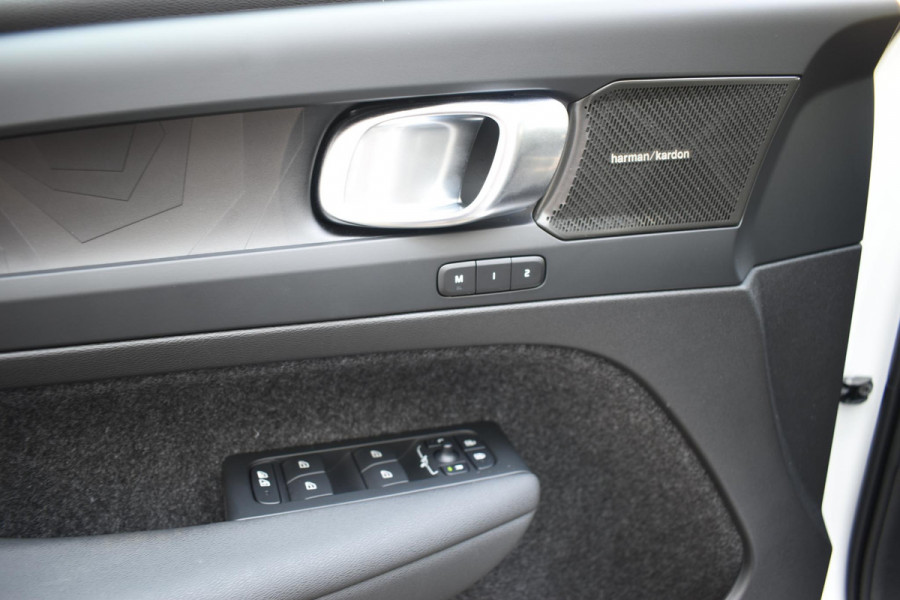 Volvo XC40 T5 262PK Automaat Recharge Ultimate Dark / Adaptieve Cruisecontrol / Elektr. schuifdak / Leer / Stoelverwarming / Stuurverwarming / Elektrische Stoelen / Trekhaak / Elektr. achterklep / Harman Kardon / 360 graden camera