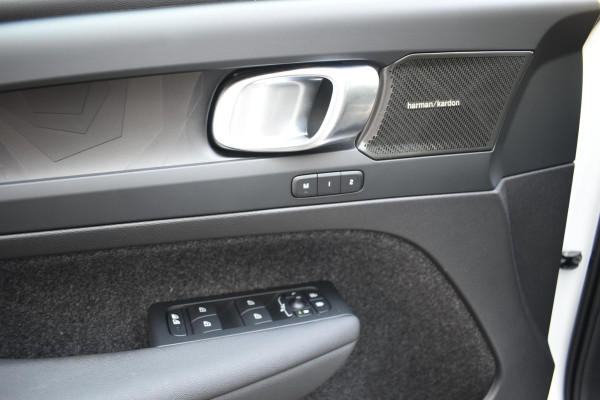 Volvo XC40 T5 262PK Automaat Recharge Ultimate Dark / Adaptieve Cruisecontrol / Elektr. schuifdak / Leer / Stoelverwarming / Stuurverwarming / Elektrische Stoelen / Trekhaak / Elektr. achterklep / Harman Kardon / 360 graden camera
