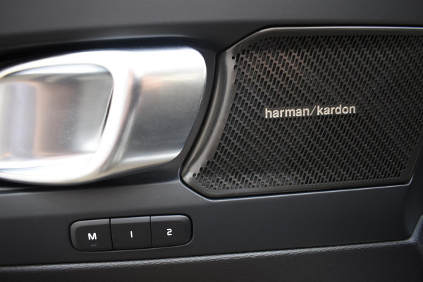 Volvo XC40 T5 262PK Automaat Recharge Ultimate Dark / Adaptieve Cruisecontrol / Elektr. schuifdak / Leer / Stoelverwarming / Stuurverwarming / Elektrische Stoelen / Trekhaak / Elektr. achterklep / Harman Kardon / 360 graden camera