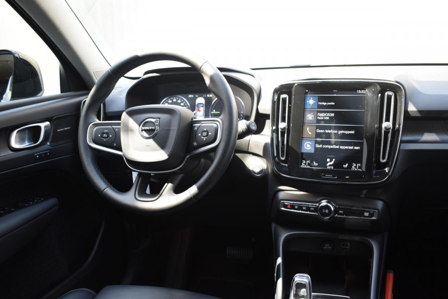 Volvo XC40 T5 262PK Automaat Recharge Ultimate Dark / Adaptieve Cruisecontrol / Elektr. schuifdak / Leer / Stoelverwarming / Stuurverwarming / Elektrische Stoelen / Trekhaak / Elektr. achterklep / Harman Kardon / 360 graden camera