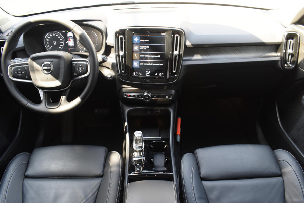 Volvo XC40 T5 262PK Automaat Recharge Ultimate Dark / Adaptieve Cruisecontrol / Elektr. schuifdak / Leer / Stoelverwarming / Stuurverwarming / Elektrische Stoelen / Trekhaak / Elektr. achterklep / Harman Kardon / 360 graden camera
