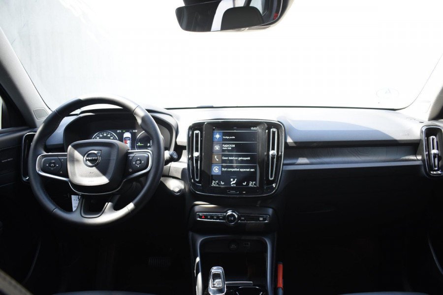 Volvo XC40 T5 262PK Automaat Recharge Ultimate Dark / Adaptieve Cruisecontrol / Elektr. schuifdak / Leer / Stoelverwarming / Stuurverwarming / Elektrische Stoelen / Trekhaak / Elektr. achterklep / Harman Kardon / 360 graden camera
