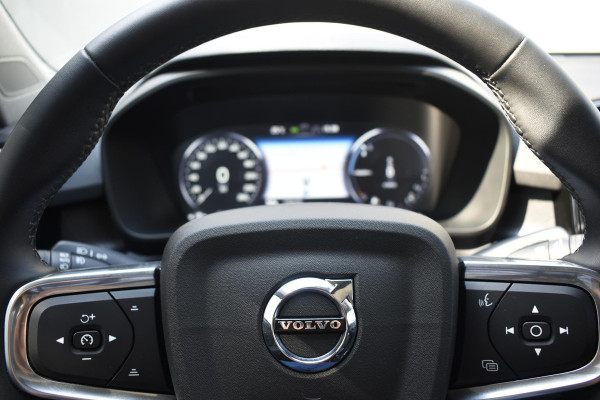 Volvo XC40 T5 262PK Automaat Recharge Ultimate Dark / Adaptieve Cruisecontrol / Elektr. schuifdak / Leer / Stoelverwarming / Stuurverwarming / Elektrische Stoelen / Trekhaak / Elektr. achterklep / Harman Kardon / 360 graden camera