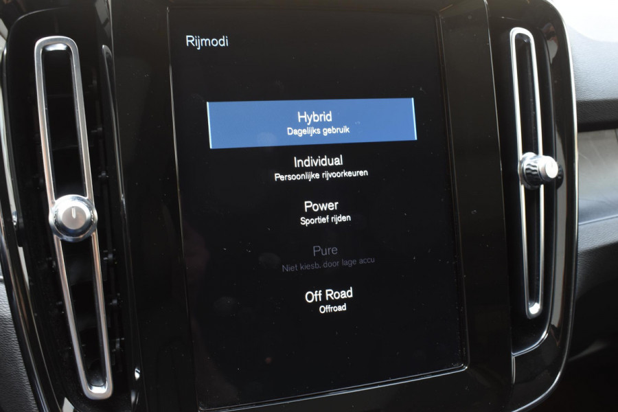 Volvo XC40 T5 262PK Automaat Recharge Ultimate Dark / Adaptieve Cruisecontrol / Elektr. schuifdak / Leer / Stoelverwarming / Stuurverwarming / Elektrische Stoelen / Trekhaak / Elektr. achterklep / Harman Kardon / 360 graden camera