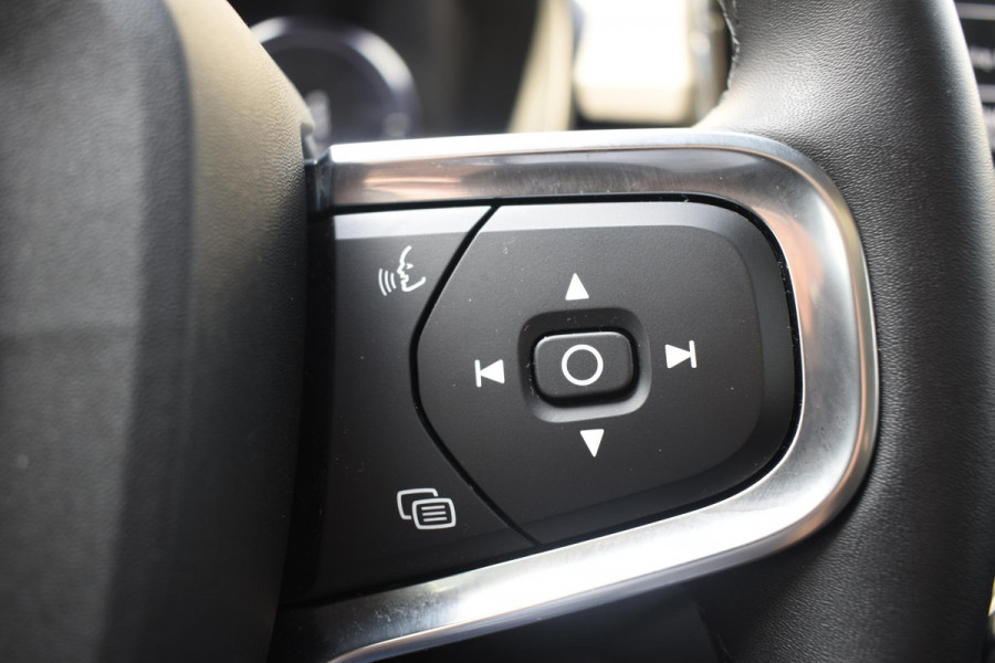 Volvo XC40 T5 262PK Automaat Recharge Ultimate Dark / Adaptieve Cruisecontrol / Elektr. schuifdak / Leer / Stoelverwarming / Stuurverwarming / Elektrische Stoelen / Trekhaak / Elektr. achterklep / Harman Kardon / 360 graden camera