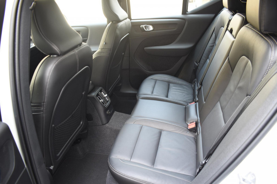 Volvo XC40 T5 262PK Automaat Recharge Ultimate Dark / Adaptieve Cruisecontrol / Elektr. schuifdak / Leer / Stoelverwarming / Stuurverwarming / Elektrische Stoelen / Trekhaak / Elektr. achterklep / Harman Kardon / 360 graden camera
