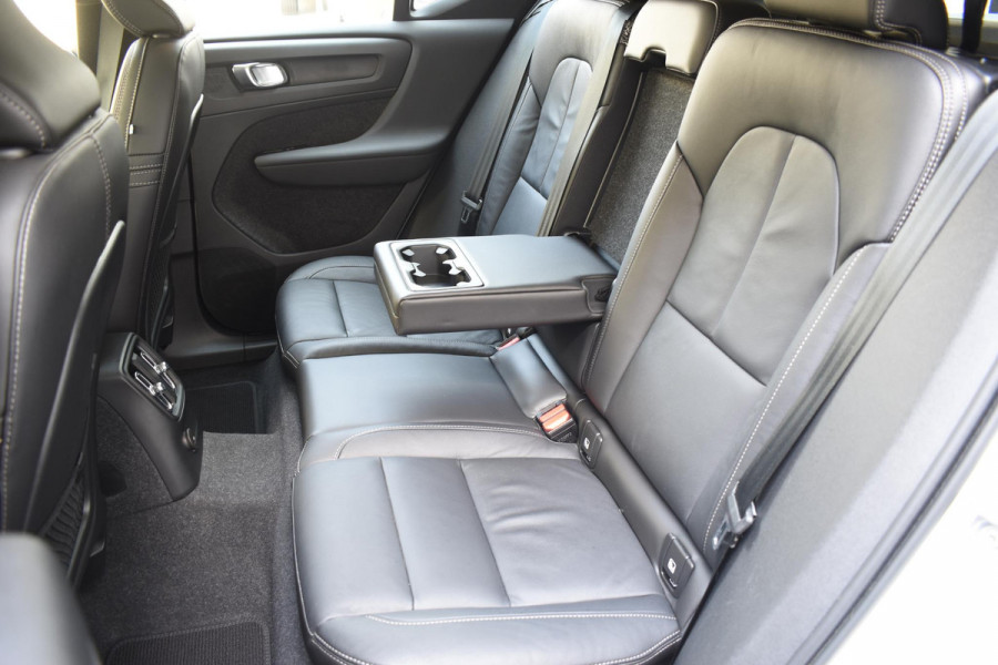 Volvo XC40 T5 262PK Automaat Recharge Ultimate Dark / Adaptieve Cruisecontrol / Elektr. schuifdak / Leer / Stoelverwarming / Stuurverwarming / Elektrische Stoelen / Trekhaak / Elektr. achterklep / Harman Kardon / 360 graden camera