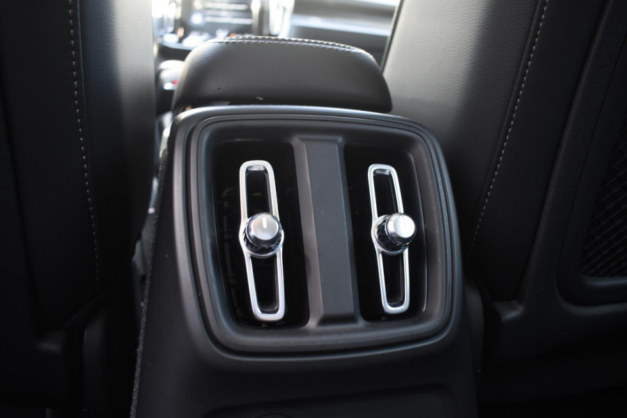 Volvo XC40 T5 262PK Automaat Recharge Ultimate Dark / Adaptieve Cruisecontrol / Elektr. schuifdak / Leer / Stoelverwarming / Stuurverwarming / Elektrische Stoelen / Trekhaak / Elektr. achterklep / Harman Kardon / 360 graden camera
