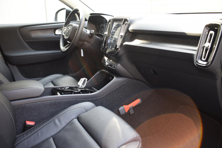 Volvo XC40 T5 262PK Automaat Recharge Ultimate Dark / Adaptieve Cruisecontrol / Elektr. schuifdak / Leer / Stoelverwarming / Stuurverwarming / Elektrische Stoelen / Trekhaak / Elektr. achterklep / Harman Kardon / 360 graden camera