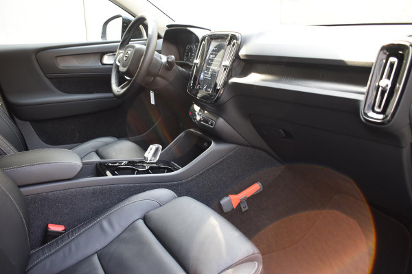 Volvo XC40 T5 262PK Automaat Recharge Ultimate Dark / Adaptieve Cruisecontrol / Elektr. schuifdak / Leer / Stoelverwarming / Stuurverwarming / Elektrische Stoelen / Trekhaak / Elektr. achterklep / Harman Kardon / 360 graden camera