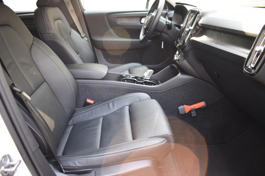 Volvo XC40 T5 262PK Automaat Recharge Ultimate Dark / Adaptieve Cruisecontrol / Elektr. schuifdak / Leer / Stoelverwarming / Stuurverwarming / Elektrische Stoelen / Trekhaak / Elektr. achterklep / Harman Kardon / 360 graden camera