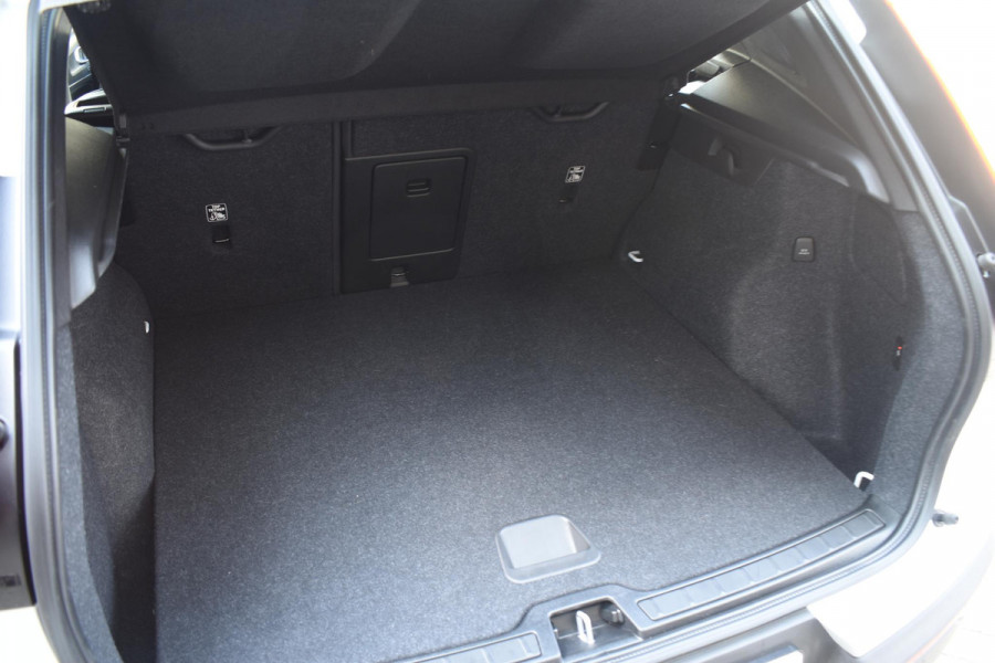Volvo XC40 T5 262PK Automaat Recharge Ultimate Dark / Adaptieve Cruisecontrol / Elektr. schuifdak / Leer / Stoelverwarming / Stuurverwarming / Elektrische Stoelen / Trekhaak / Elektr. achterklep / Harman Kardon / 360 graden camera