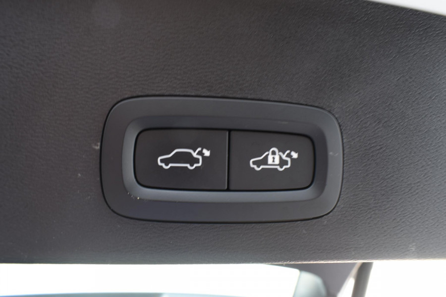 Volvo XC40 T5 262PK Automaat Recharge Ultimate Dark / Adaptieve Cruisecontrol / Elektr. schuifdak / Leer / Stoelverwarming / Stuurverwarming / Elektrische Stoelen / Trekhaak / Elektr. achterklep / Harman Kardon / 360 graden camera