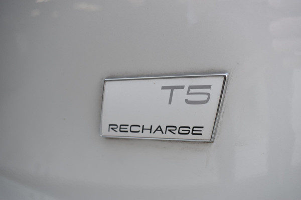 Volvo XC40 T5 262PK Automaat Recharge Ultimate Dark / Adaptieve Cruisecontrol / Elektr. schuifdak / Leer / Stoelverwarming / Stuurverwarming / Elektrische Stoelen / Trekhaak / Elektr. achterklep / Harman Kardon / 360 graden camera