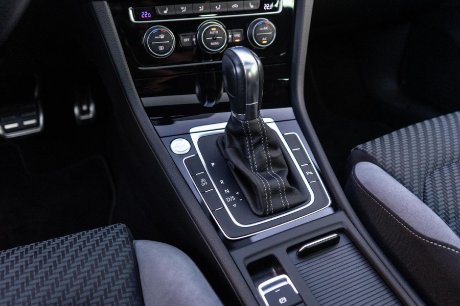 Volkswagen Golf 1.5 TSI Highline R-Line Pano / Camera / Apple