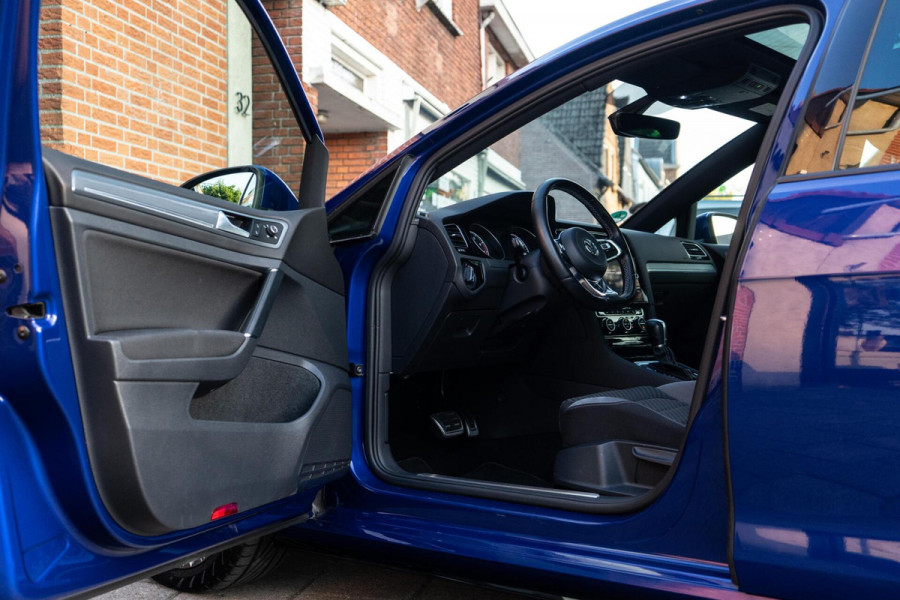 Volkswagen Golf 1.5 TSI Highline R-Line Pano / Camera / Apple
