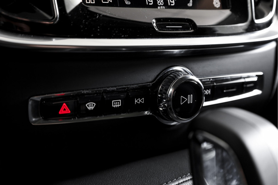 Volvo V60 2.0 T6 Plug-in hybrid AWD Ultra Dark - Automaat | S/K-Panodak | Dig. Cockpit | Adapt. Cruise | Stoel-+Stuurverw. | PDC | 360 Camera | NAV + App. Connect | ECC | Elek. Klep | LM 19" | 9589