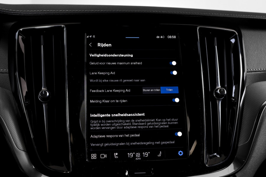 Volvo V60 2.0 T6 Plug-in hybrid AWD Ultra Dark - Automaat | S/K-Panodak | Dig. Cockpit | Adapt. Cruise | Stoel-+Stuurverw. | PDC | 360 Camera | NAV + App. Connect | ECC | Elek. Klep | LM 19" | 9589