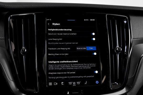Volvo V60 2.0 T6 Plug-in hybrid AWD Ultra Dark - Automaat | S/K-Panodak | Dig. Cockpit | Adapt. Cruise | Stoel-+Stuurverw. | PDC | 360 Camera | NAV + App. Connect | ECC | Elek. Klep | LM 19" | 9589