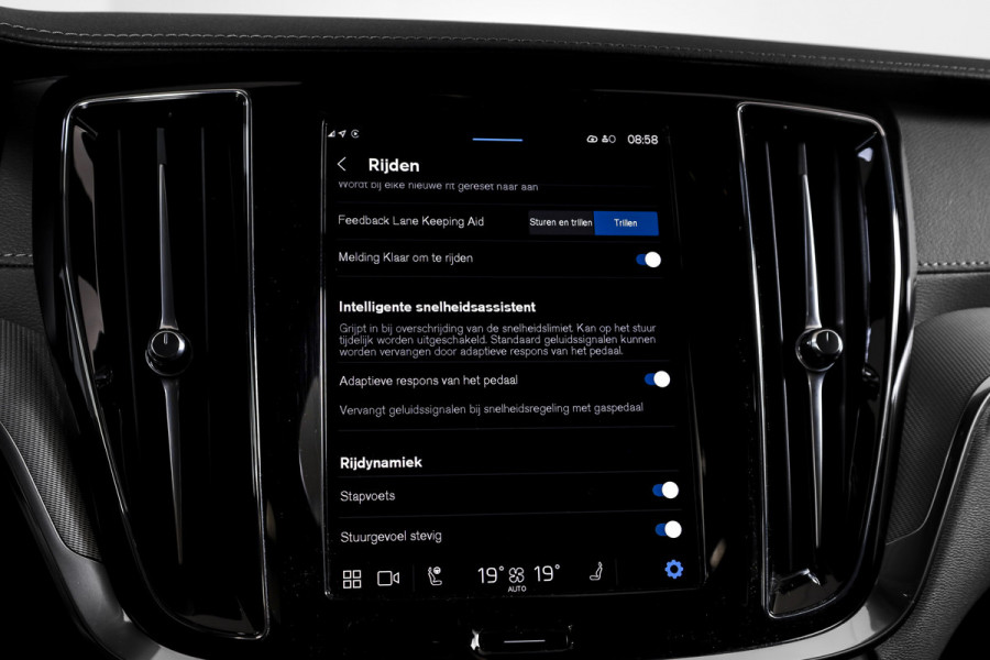 Volvo V60 2.0 T6 Plug-in hybrid AWD Ultra Dark - Automaat | S/K-Panodak | Dig. Cockpit | Adapt. Cruise | Stoel-+Stuurverw. | PDC | 360 Camera | NAV + App. Connect | ECC | Elek. Klep | LM 19" | 9589