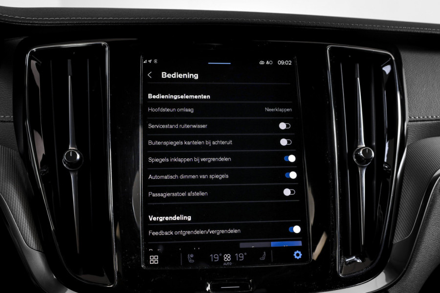 Volvo V60 2.0 T6 Plug-in hybrid AWD Ultra Dark - Automaat | S/K-Panodak | Dig. Cockpit | Adapt. Cruise | Stoel-+Stuurverw. | PDC | 360 Camera | NAV + App. Connect | ECC | Elek. Klep | LM 19" | 9589