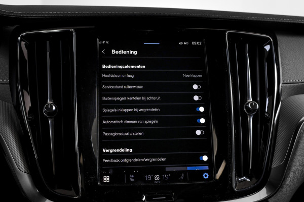 Volvo V60 2.0 T6 Plug-in hybrid AWD Ultra Dark - Automaat | S/K-Panodak | Dig. Cockpit | Adapt. Cruise | Stoel-+Stuurverw. | PDC | 360 Camera | NAV + App. Connect | ECC | Elek. Klep | LM 19" | 9589