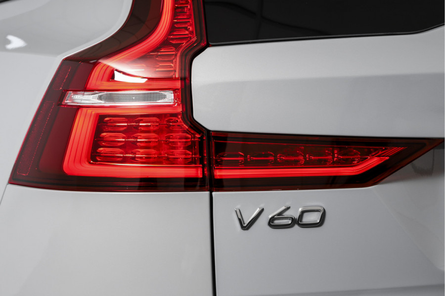 Volvo V60 2.0 T6 Plug-in hybrid AWD Ultra Dark - Automaat | S/K-Panodak | Dig. Cockpit | Adapt. Cruise | Stoel-+Stuurverw. | PDC | 360 Camera | NAV + App. Connect | ECC | Elek. Klep | LM 19" | 9589