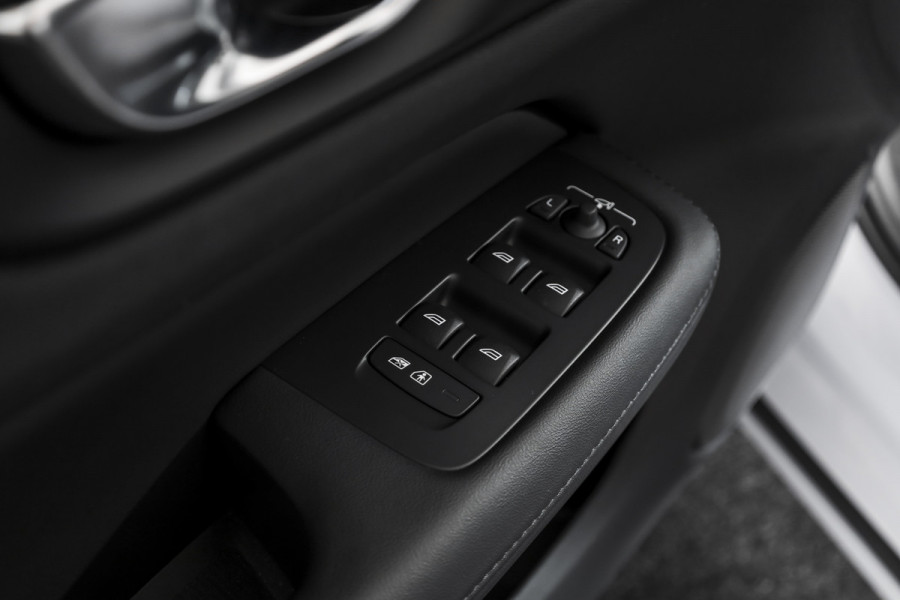 Volvo V60 2.0 T6 Plug-in hybrid AWD Ultra Dark - Automaat | S/K-Panodak | Dig. Cockpit | Adapt. Cruise | Stoel-+Stuurverw. | PDC | 360 Camera | NAV + App. Connect | ECC | Elek. Klep | LM 19" | 9589