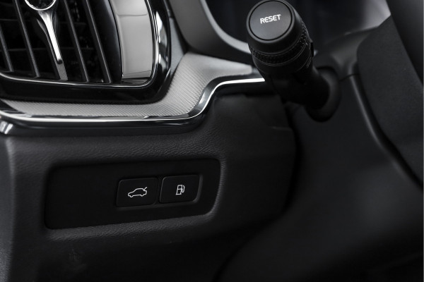 Volvo V60 2.0 T6 Plug-in hybrid AWD Ultra Dark - Automaat | S/K-Panodak | Dig. Cockpit | Adapt. Cruise | Stoel-+Stuurverw. | PDC | 360 Camera | NAV + App. Connect | ECC | Elek. Klep | LM 19" | 9589