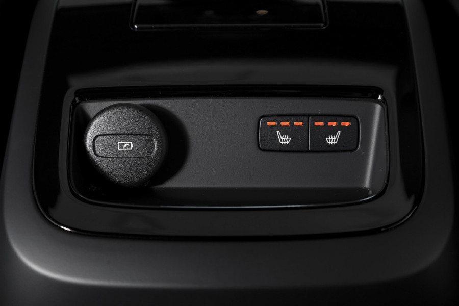 Volvo V60 2.0 T6 Plug-in hybrid AWD Ultra Dark - Automaat | S/K-Panodak | Dig. Cockpit | Adapt. Cruise | Stoel-+Stuurverw. | PDC | 360 Camera | NAV + App. Connect | ECC | Elek. Klep | LM 19" | 9589