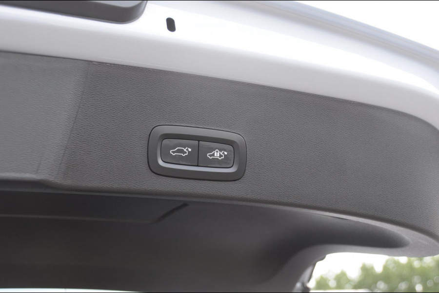 Volvo XC40 B4 211PK Automaat Ultimate Dark / Adaptive cruise control / Elektrische stoelen / Harman Kardon audio / Pilot assist / BLIS / Stoel en stuur verwarming / Elektrische achterklep / Parkeersensoren met 360 camera / Google infotainment