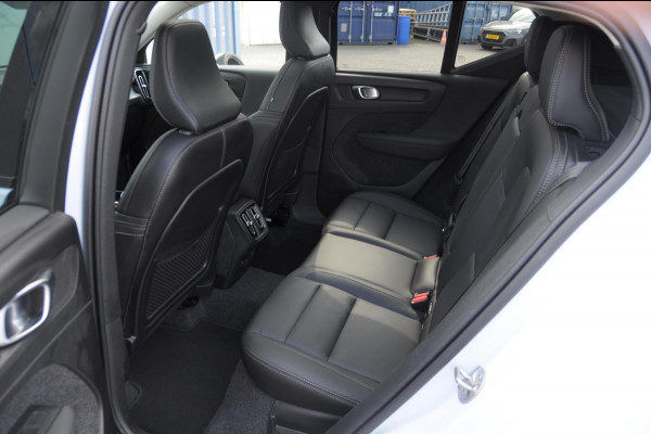 Volvo XC40 B4 211PK Automaat Ultimate Dark / Adaptive cruise control / Elektrische stoelen / Harman Kardon audio / Pilot assist / BLIS / Stoel en stuur verwarming / Elektrische achterklep / Parkeersensoren met 360 camera / Google infotainment