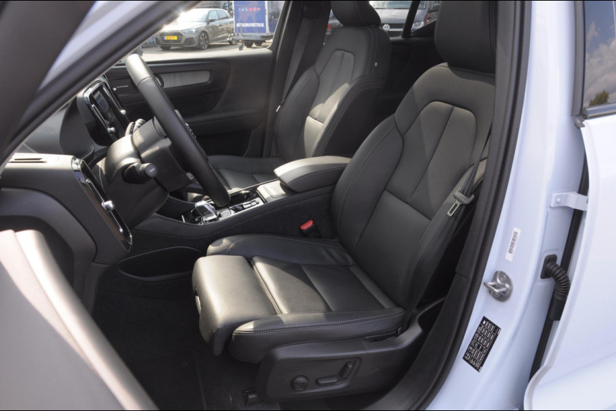 Volvo XC40 B4 211PK Automaat Ultimate Dark / Adaptive cruise control / Elektrische stoelen / Harman Kardon audio / Pilot assist / BLIS / Stoel en stuur verwarming / Elektrische achterklep / Parkeersensoren met 360 camera / Google infotainment
