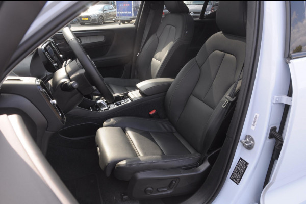 Volvo XC40 B4 211PK Automaat Ultimate Dark / Adaptive cruise control / Elektrische stoelen / Harman Kardon audio / Pilot assist / BLIS / Stoel en stuur verwarming / Elektrische achterklep / Parkeersensoren met 360 camera / Google infotainment
