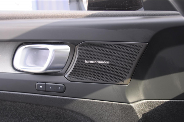 Volvo XC40 B4 211PK Automaat Ultimate Dark / Adaptive cruise control / Elektrische stoelen / Harman Kardon audio / Pilot assist / BLIS / Stoel en stuur verwarming / Elektrische achterklep / Parkeersensoren met 360 camera / Google infotainment