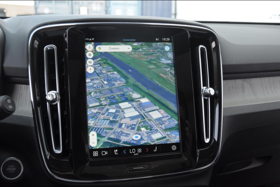 Volvo XC40 B4 211PK Automaat Ultimate Dark / Adaptive cruise control / Elektrische stoelen / Harman Kardon audio / Pilot assist / BLIS / Stoel en stuur verwarming / Elektrische achterklep / Parkeersensoren met 360 camera / Google infotainment