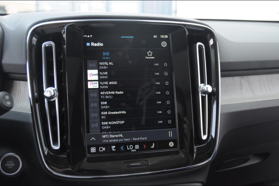 Volvo XC40 B4 211PK Automaat Ultimate Dark / Adaptive cruise control / Elektrische stoelen / Harman Kardon audio / Pilot assist / BLIS / Stoel en stuur verwarming / Elektrische achterklep / Parkeersensoren met 360 camera / Google infotainment