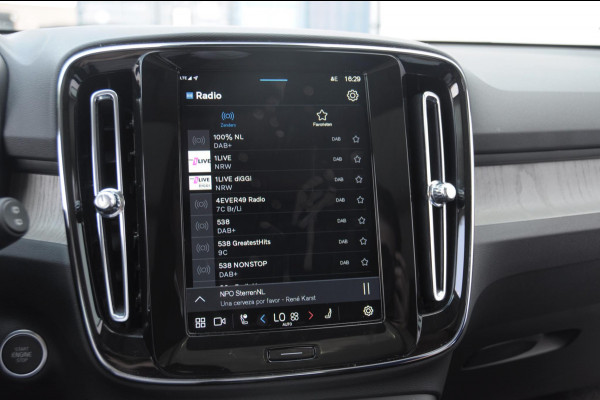 Volvo XC40 B4 211PK Automaat Ultimate Dark / Adaptive cruise control / Elektrische stoelen / Harman Kardon audio / Pilot assist / BLIS / Stoel en stuur verwarming / Elektrische achterklep / Parkeersensoren met 360 camera / Google infotainment