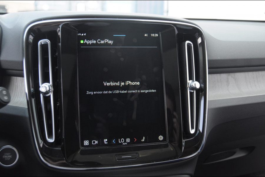 Volvo XC40 B4 211PK Automaat Ultimate Dark / Adaptive cruise control / Elektrische stoelen / Harman Kardon audio / Pilot assist / BLIS / Stoel en stuur verwarming / Elektrische achterklep / Parkeersensoren met 360 camera / Google infotainment