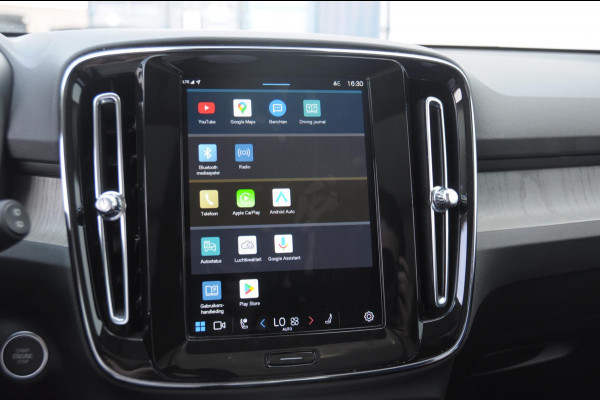 Volvo XC40 B4 211PK Automaat Ultimate Dark / Adaptive cruise control / Elektrische stoelen / Harman Kardon audio / Pilot assist / BLIS / Stoel en stuur verwarming / Elektrische achterklep / Parkeersensoren met 360 camera / Google infotainment
