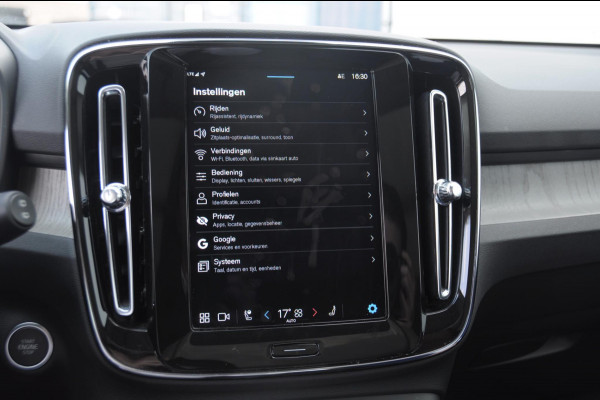 Volvo XC40 B4 211PK Automaat Ultimate Dark / Adaptive cruise control / Elektrische stoelen / Harman Kardon audio / Pilot assist / BLIS / Stoel en stuur verwarming / Elektrische achterklep / Parkeersensoren met 360 camera / Google infotainment